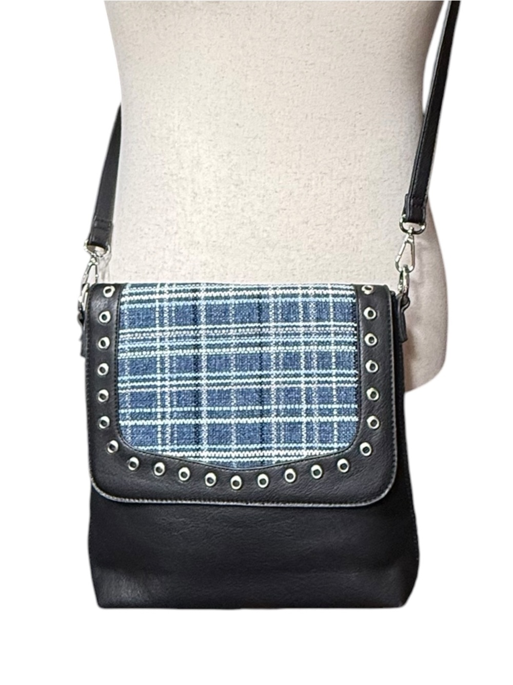 Magnolia and Vine Black & Blue Woven Tweed Magnetic Shell